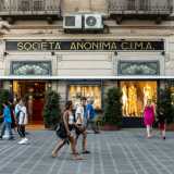Concludiamo il nostro viaggio su via Sparano. Ad angolo con piazza Umberto si staglia dal 1928 l�insegna della �Societ� anonima Cima�...(foto di Antonio Caradonna)